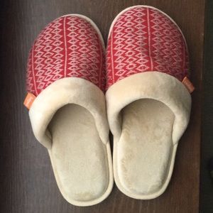 Red Feelgoodz M (8-9) Fuzzy Slippers